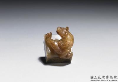 图片[3]-Jade Bear (refashioned from a jade scabbard slide), mid to late Western Han dynasty, 140 BCE-8 CE-China Archive